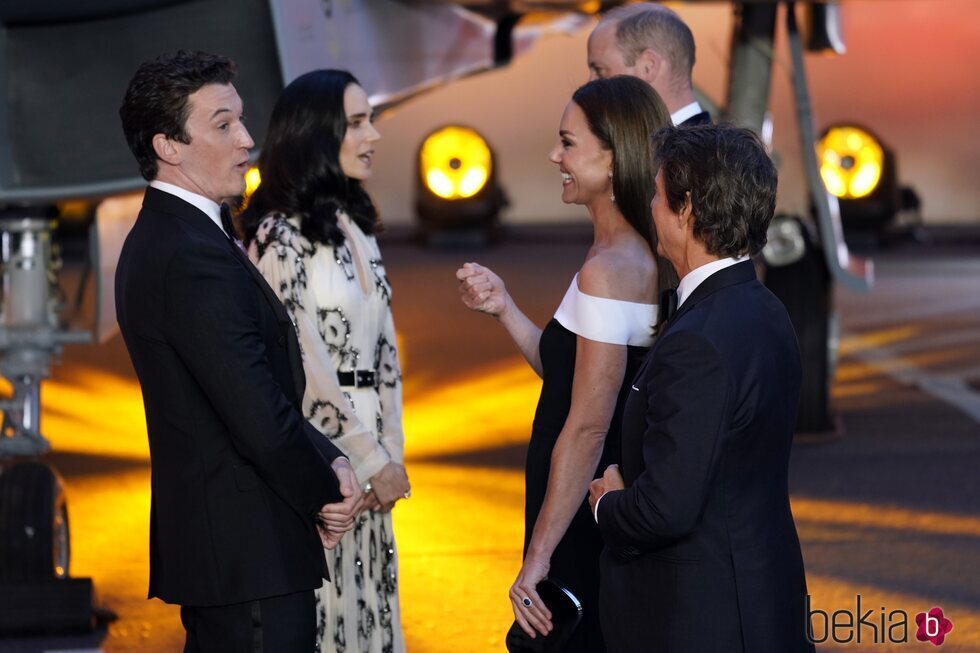 El Príncipe Guillermo y Kate Middleton con Tom Cruise, Miles Teller y Jennifer Connelly en el estreno de 'Top Gun: Maverick'