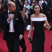 El Príncipe Guillermo y Kate Middleton con Tom Cruise en el estreno de 'Top Gun: Maverick'