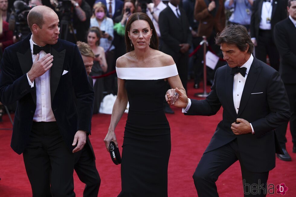 El Príncipe Guillermo y Kate Middleton con Tom Cruise en el estreno de 'Top Gun: Maverick'