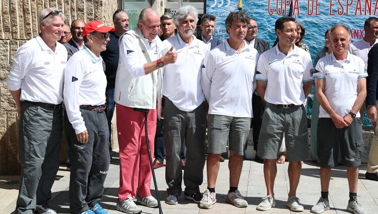 El Rey Juan Carlos sonriente y eufórico en el Náutico de Sanxenxo en su regreso a España