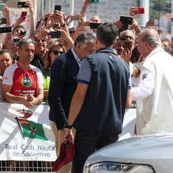 El Rey Juan Carlos saludando a la ciudadanía en el Náutico de Sanxenxo en su regreso a España