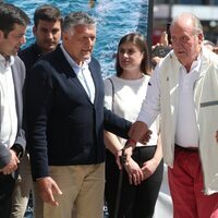 El Rey Juan Carlos recibiendo ayuda para caminar en el Náutico de Sanxenxo en su regreso a España