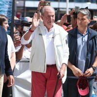 El Rey Juan Carlos saludando en el Náutico de Sanxenxo en su regreso a España