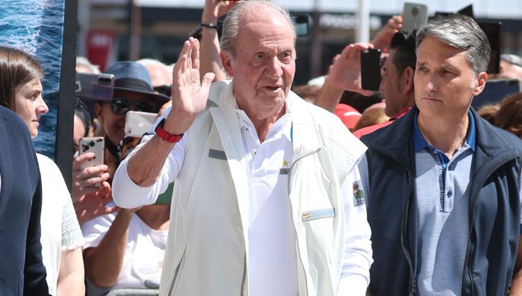 El Rey Juan Carlos saludando en el Náutico de Sanxenxo en su regreso a España