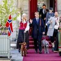 Haakon y Mette-Marit de Noruega, Ingrid Alexandra y Sverre Magnus de Noruega y sus perros en el Día de Noruega 2022