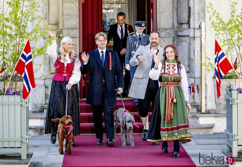 Haakon y Mette-Marit de Noruega, Ingrid Alexandra y Sverre Magnus de Noruega y sus perros en el Día de Noruega 2022