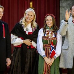 Haakon y Mette-Marit de Noruega y sus hijos Ingrid Alexandra y Sverre Magnus de Noruega en el Día Nacional de Noruega 2022