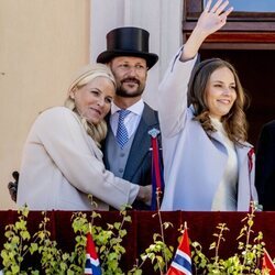 Mette-Marit de Noruega abraza a Haakon de Noruega en presencia de Ingrid Alexandra de Noruega en el Día de Noruega 2022