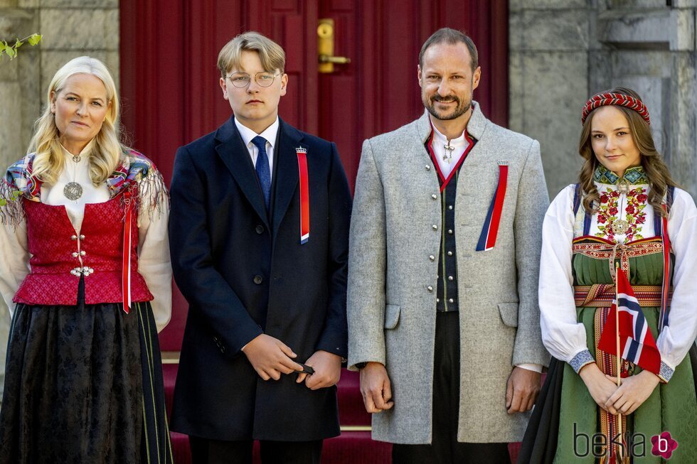 Haakon y Mette-Marit de Noruega, Ingrid Alexandra y Sverre Magnus de Noruega en el Día de Noruega 2022