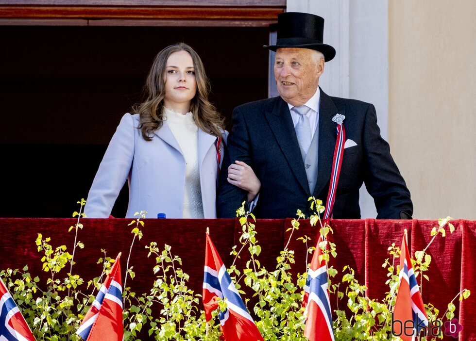 Harald de Noruega e Ingrid Alexandra de Noruega en el Día de Noruega 2022