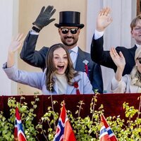 Ingrid Alexandra de Noruega emocionada junto a Haakon y Mette-Marit de Noruega y Sverre Magnus de Noruega en el Día de Noruega 2022