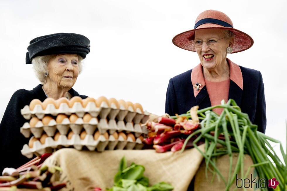 Beatriz de Holanda y Margarita de Dinamarca ante cajas de huevos en Amager