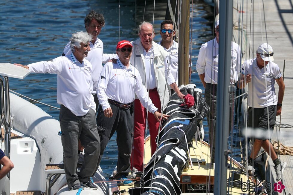 El Rey Juan Carlos y Pedro Campos en el Náutico de Sanxenxo en su regreso a España