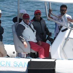 El Rey Juan Carlos siguiendo las regatas de Sanxenxo en su regreso a España