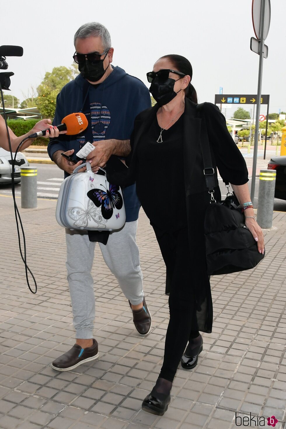 Isabel y Agustín Pantoja en el aeropuerto de Jeréz para viajar a Argentina