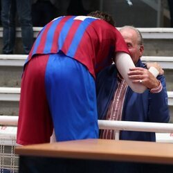 El Rey Juan Carlos y Pablo Urdangarin saludándose durante un partido del Barça en Pontevedra