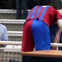 El Rey Juan Carlos y Pablo Urdangarin saludándose durante un partido del Barça en Pontevedra