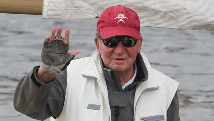 El Rey Juan Carlos navegando en el Bribón en Sanxenxo