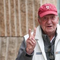 El Rey Juan Carlos, muy sonriente a su llegada al club náutico de Sanxenxo