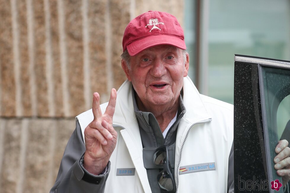 El Rey Juan Carlos, muy sonriente a su llegada al club náutico de Sanxenxo