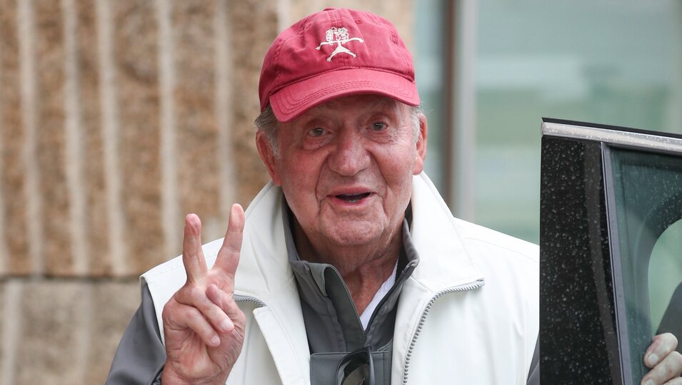 El Rey Juan Carlos, muy sonriente a su llegada al club náutico de Sanxenxo