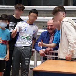 El Rey Juan Carlos tomándose una foto con varios jóvenes durante un partido de balonmano en Pontevedra