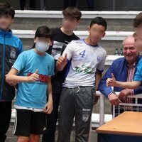 El Rey Juan Carlos tomándose una foto con varios jóvenes durante un partido de balonmano en Pontevedra