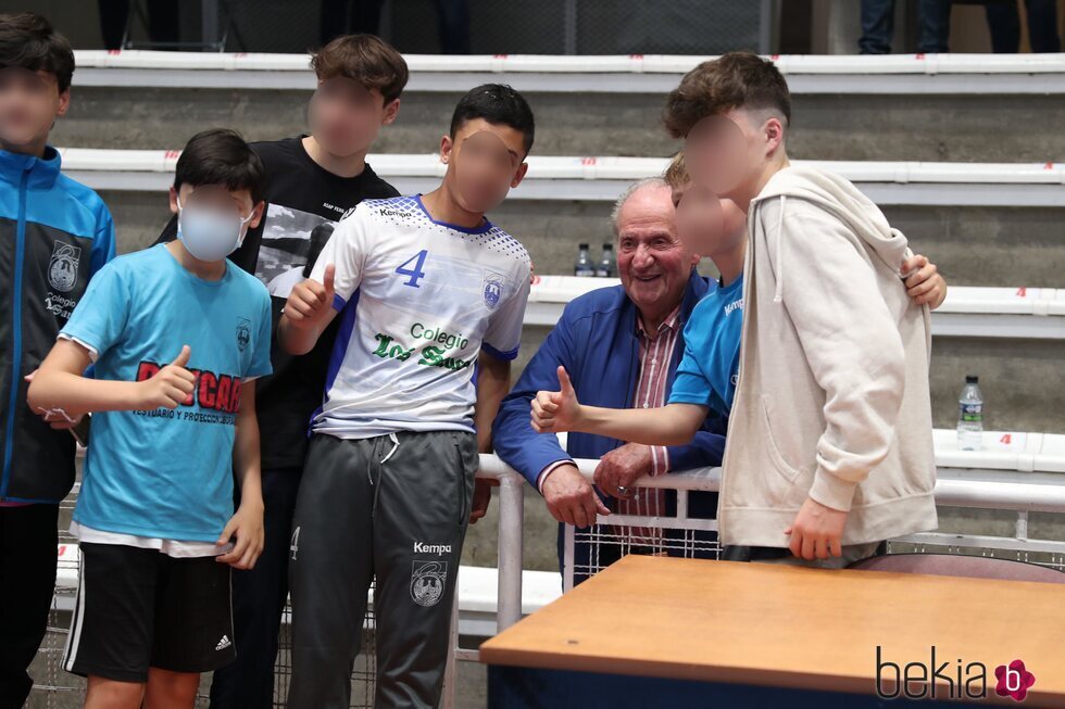 El Rey Juan Carlos tomándose una foto con varios jóvenes durante un partido de balonmano en Pontevedra