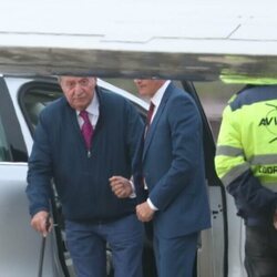 El Rey Juan Carlos en el aeropuerto de Vigo para viajar a Madrid