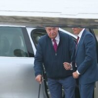 El Rey Juan Carlos en el aeropuerto de Vigo para viajar a Madrid