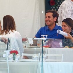 Laura Matamoros con unos amigos en una terraza