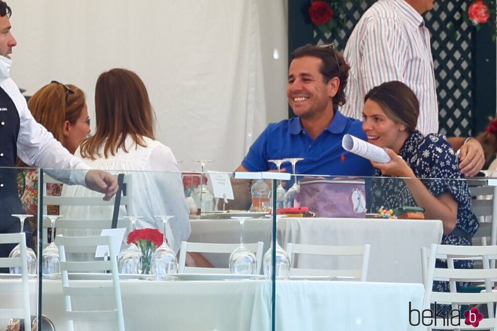 Laura Matamoros con unos amigos en una terraza