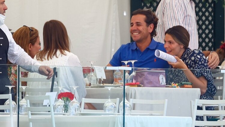 Laura Matamoros con unos amigos en una terraza