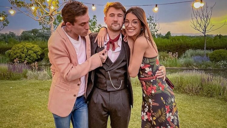 Ana Guerra y Víctor Elías con Dani Fernández en su boda