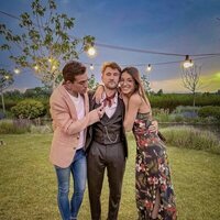 Ana Guerra y Víctor Elías con Dani Fernández en su boda