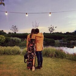 Ana Guerra y Víctor Elías posan de espaldas en la boda de Dani Fernández y Yarea Guillén