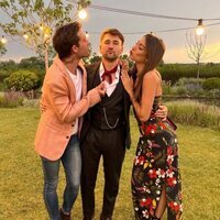 Dani Fernández en su boda junto a Ana Guerra y Víctor Elías