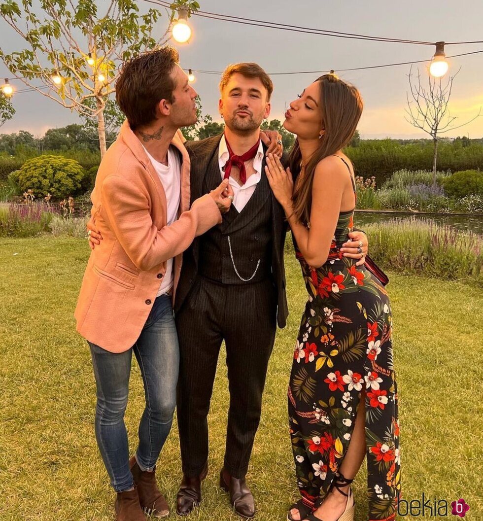 Dani Fernández en su boda junto a Ana Guerra y Víctor Elías