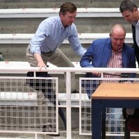 Pedro de Borbón-Dos Sicilias ayuda al Rey Juan Carlos a levantarse tras su caída en Pontevedra