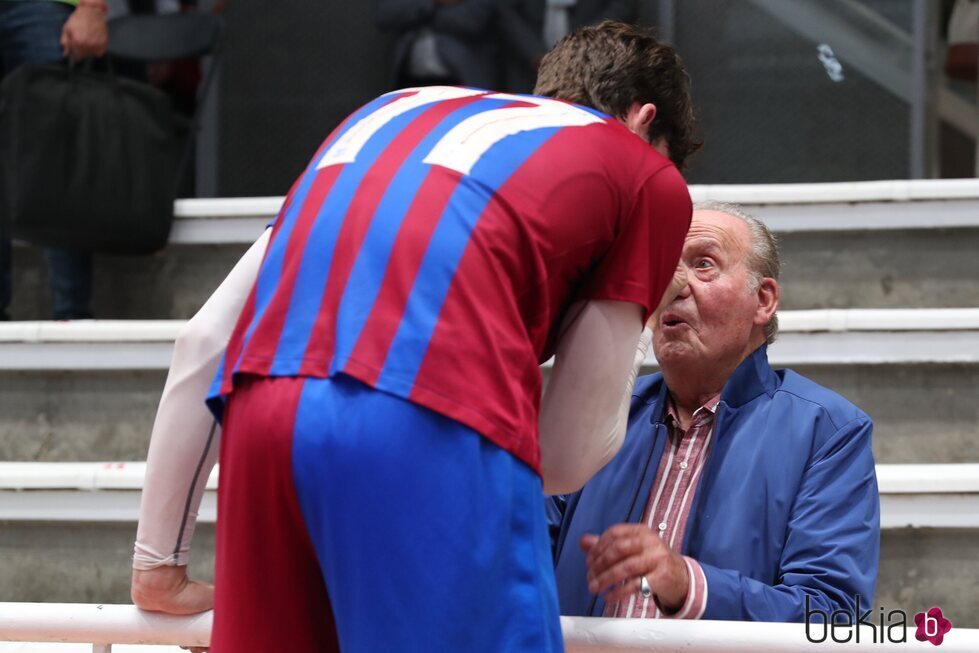 El Rey Juan Carlos y Pablo Urdangarin hablando en su reencuentro en Pontevedra