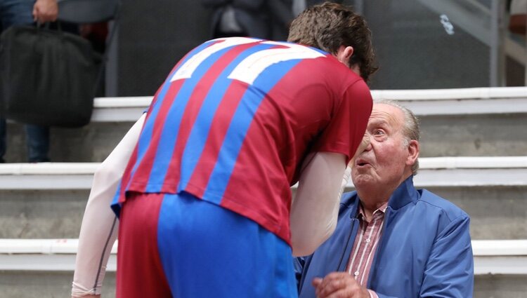 El Rey Juan Carlos y Pablo Urdangarin hablando en su reencuentro en Pontevedra