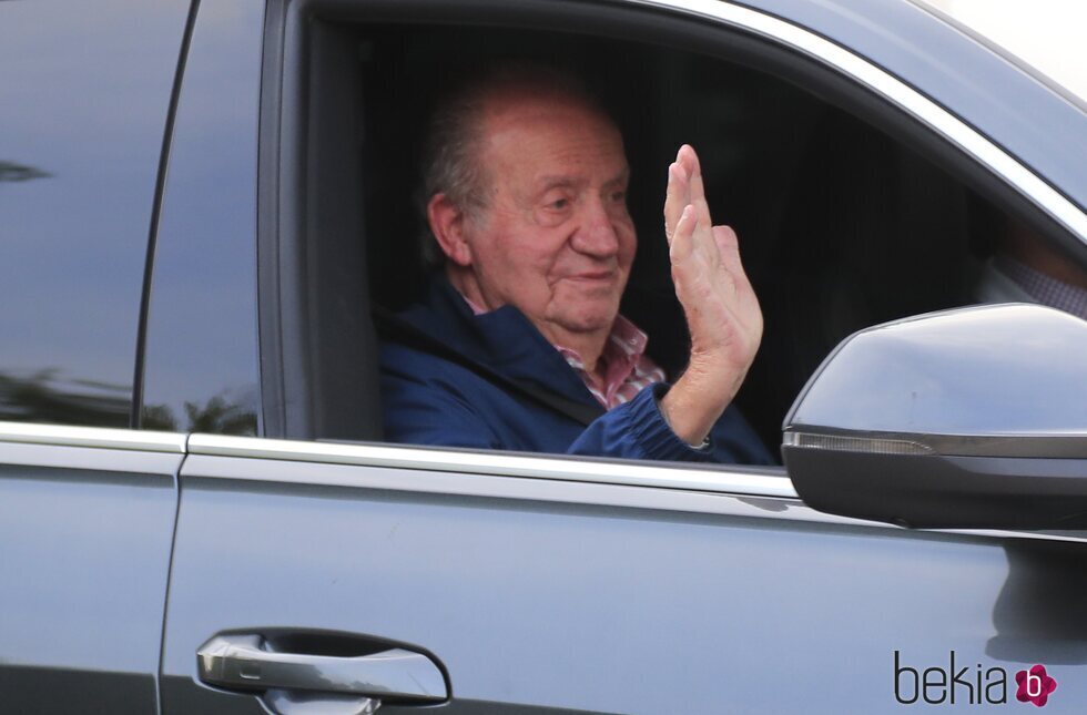 El Rey Juan Carlos sale de La Zarzuela tras su reencuentro con su familia