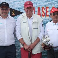 El Rey Juan Carlos y Pedro Campos tras ganar la regata en Sanxenxo