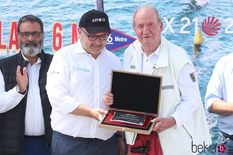 El Rey Juan Carlos recibe una placa por su presencia en las regatas en Sanxenxo