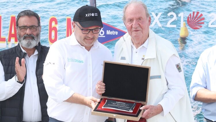 El Rey Juan Carlos recibe una placa por su presencia en las regatas en Sanxenxo