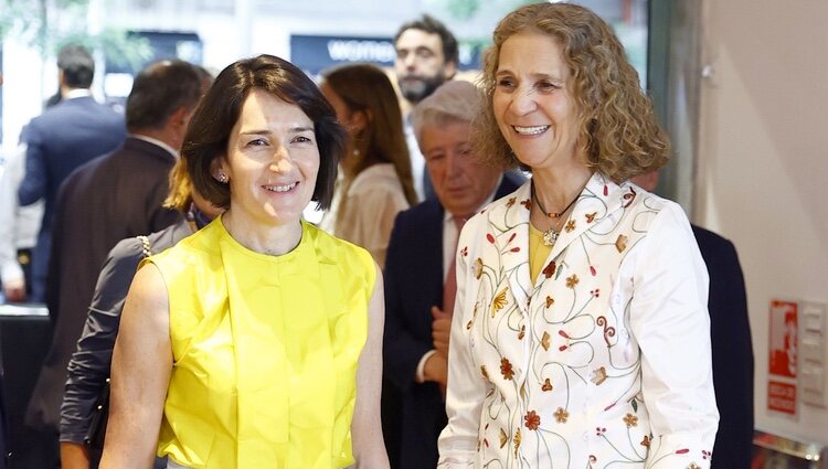 La Infanta Elena muy sonriente con Ángeles González-Sinde en el estreno de 'El Comensal'