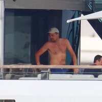 Leonardo DiCaprio con el torso desnudo en un yate en Cannes