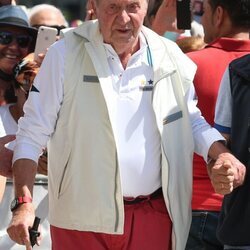 El Rey Juan Carlos con look náutico en su regreso a España