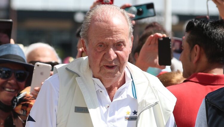 El Rey Juan Carlos con look náutico en su regreso a España