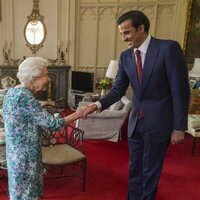 La Reina Isabel saludando al Emir de Catar en Windsor Castle